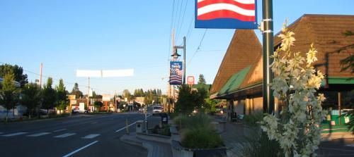 Downtown Sandy, Oregon, looking east along Proctor Boulevard / U.S. Route 26 toward the Mount Hood corridor
